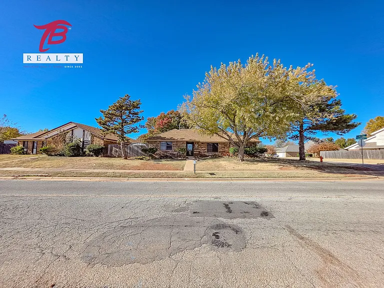 6811 Lyrewood Ln — Photo 12