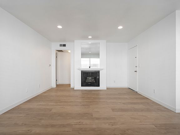5th image of 13046 Moorpark St APT 204