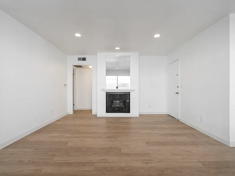 13046 Moorpark St #204 — Photo 5