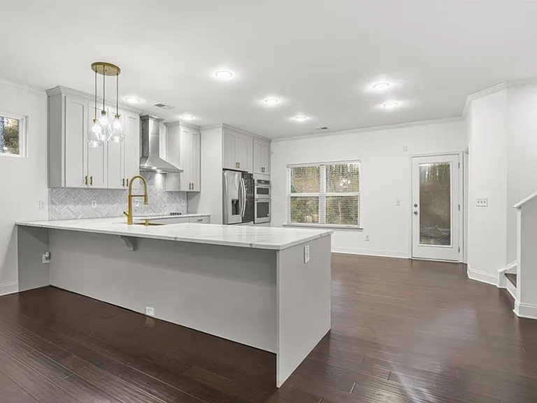 702 Barberry Dr — Photo 6