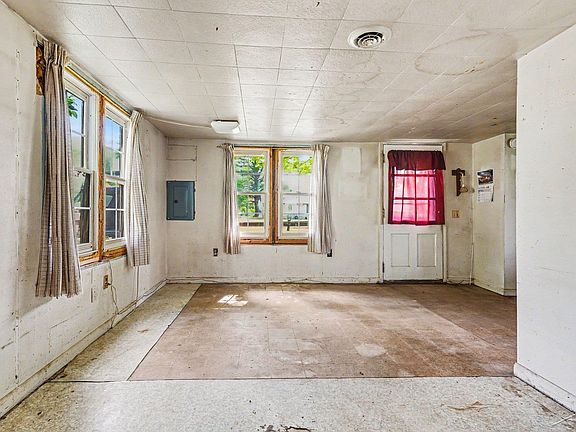 4th image of 15 Welch Dr