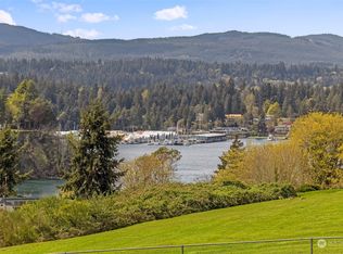 3011 Pawnee Dr, Bremerton, WA 98310