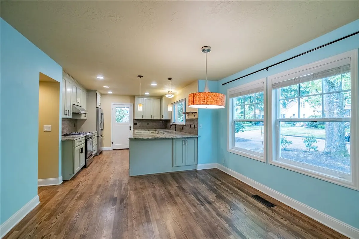 4 bed, 2496 sqft, $2,850 — Photo 4