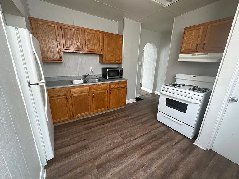 1305 W Jackson St — Photo 3