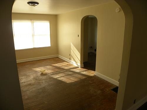 3rd image of 124 Mulberry Ave