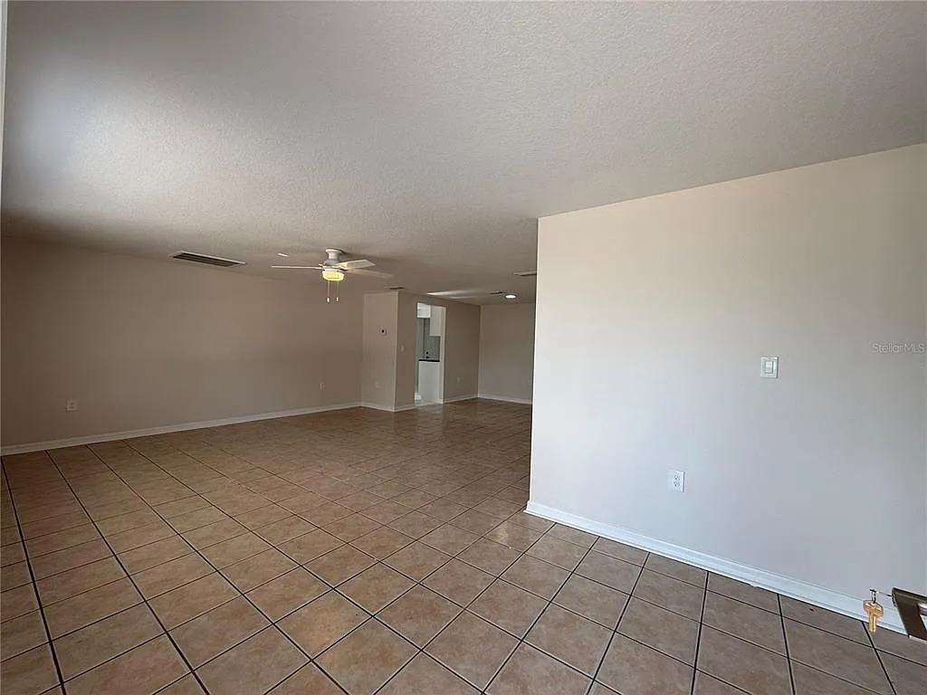 3 bed, 2.0 bath, 1429 sqft, $1,995 — Photo 2