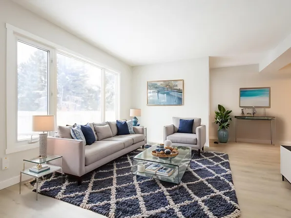 30 Amberly Ct NW, Edmonton, AB T5A 2H9