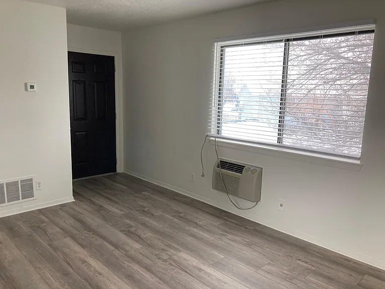 1759 Sewell Dr #4 — Photo 3