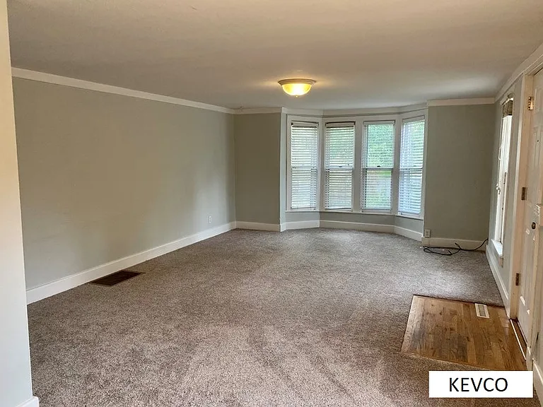 601 E Myrtle St — Photo 2