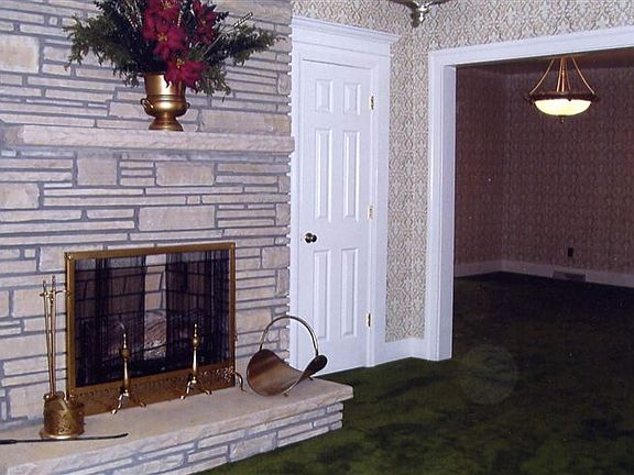 Living Room. Doorway Leading to Dinning, Kitchen and Sunroom
