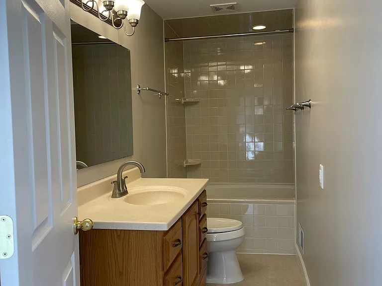 2421 E Thompson Rd — Photo 7