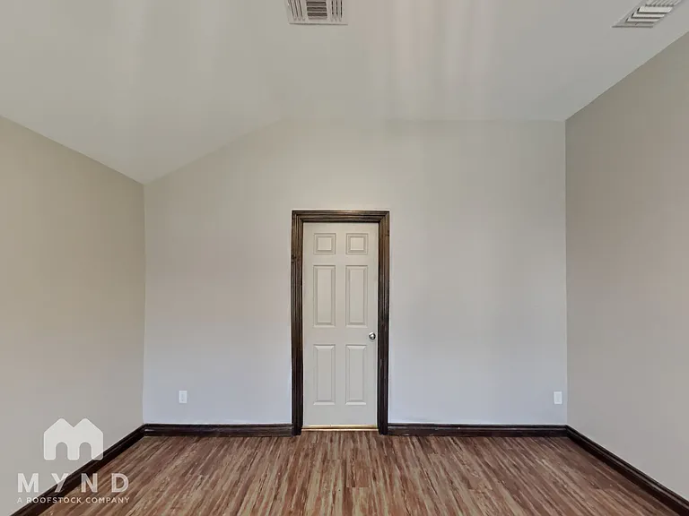 1114 Merlin Dr — Photo 11