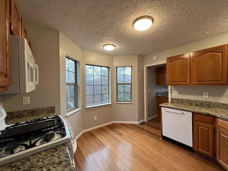 670 Emerald Ave — Photo 5