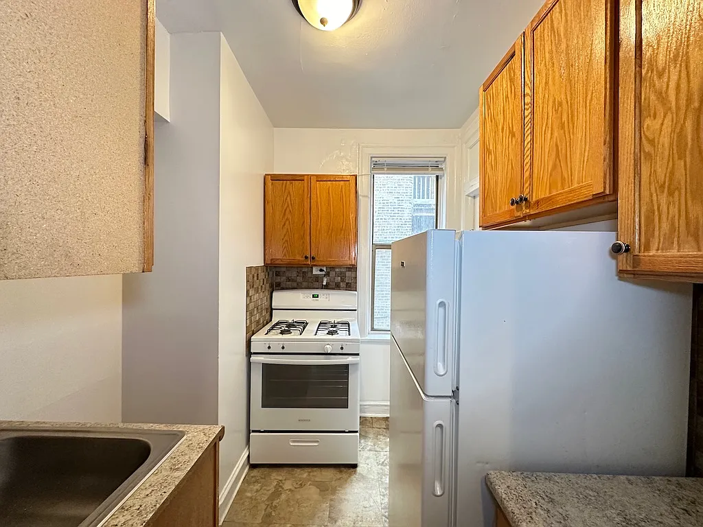 Attractive 2 Bed, 1 Bath at Estes + Glenwood (Rogers Park) — Photo 2