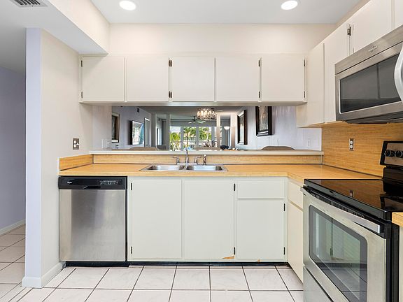 3rd image of 160 Palm Dr APT 4