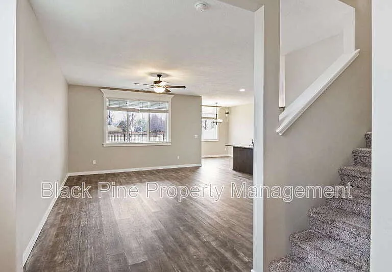 1873 N Justin Ave — Photo 6