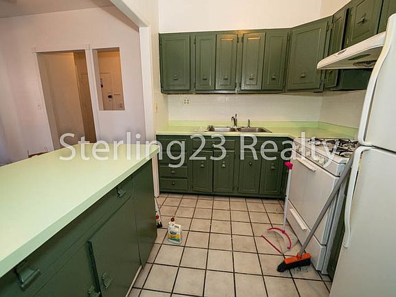 4th image of 23-88 32nd St Floor 1
