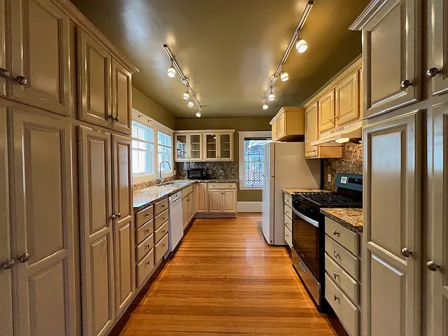 2238 Lakeshore Ave #2 — Photo 6