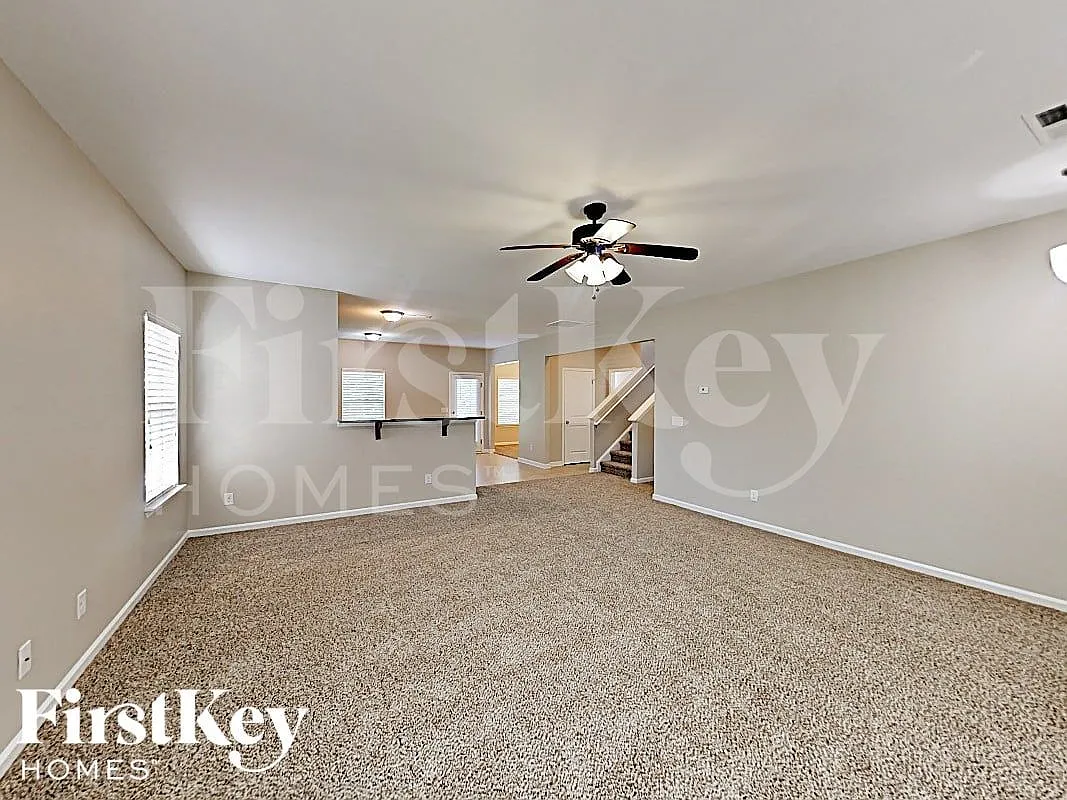 4 bed, 2.5 bath, 2106 sqft, $2,390 — Photo 3