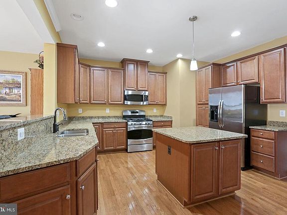 Granite Counter Tops with Upgraded Cabinets