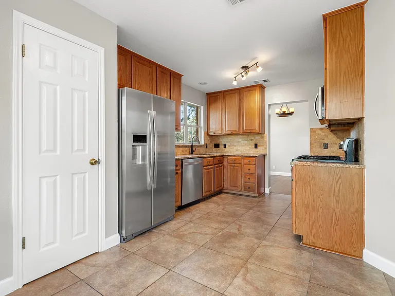 6802 Auckland Ct — Photo 11