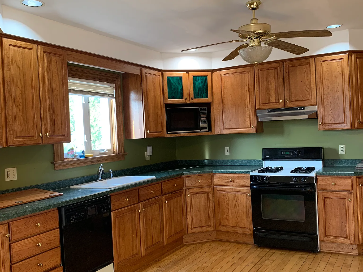 5 bed, 2600 sqft, $2,700 — Photo 4