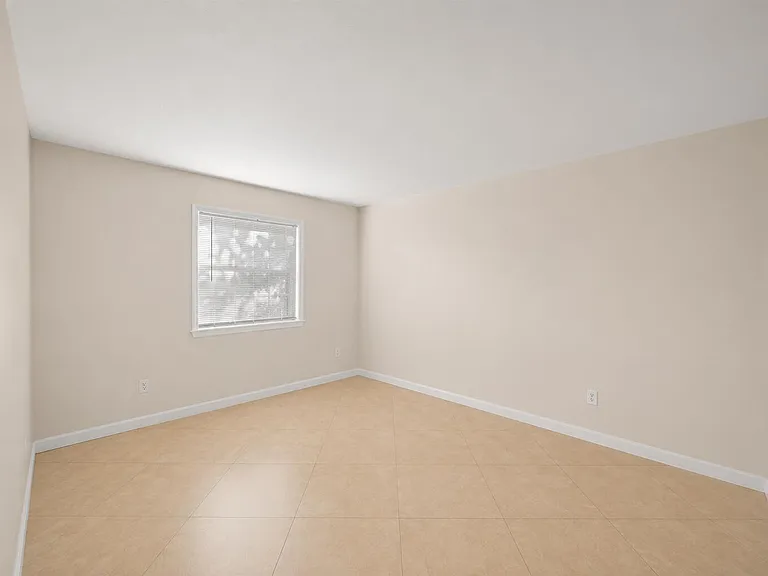 4528 SW 54th St #302-B — Photo 11