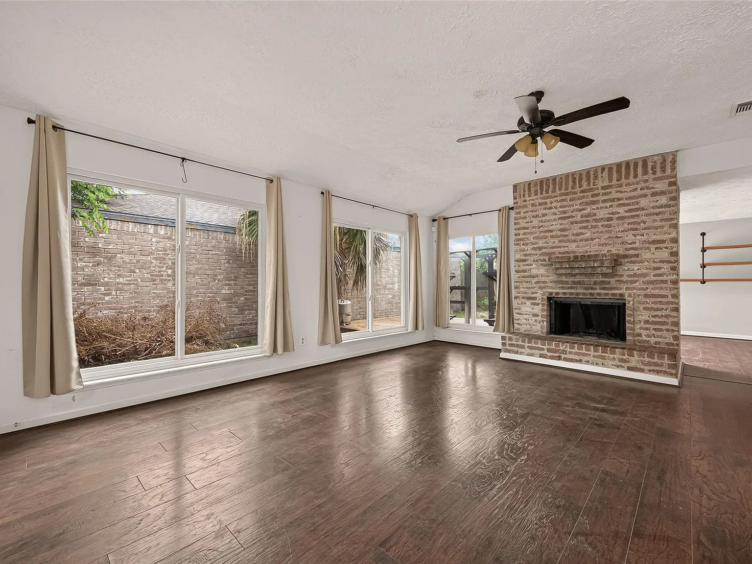 3 bed, 2.0 bath, 1452 sqft, $1,900 — Photo 1