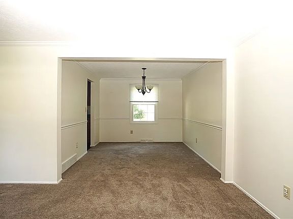 Dining room, with access to the kitchen