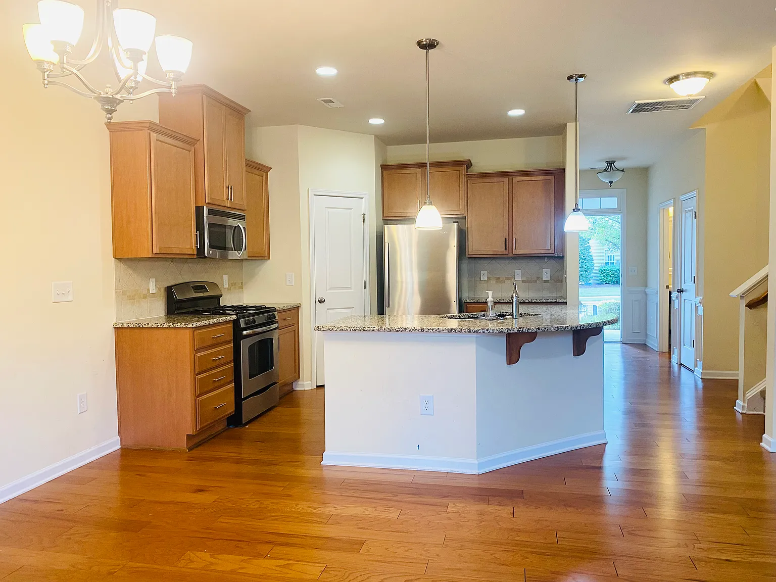3 bed, 1650 sqft, $2,100 — Photo 3