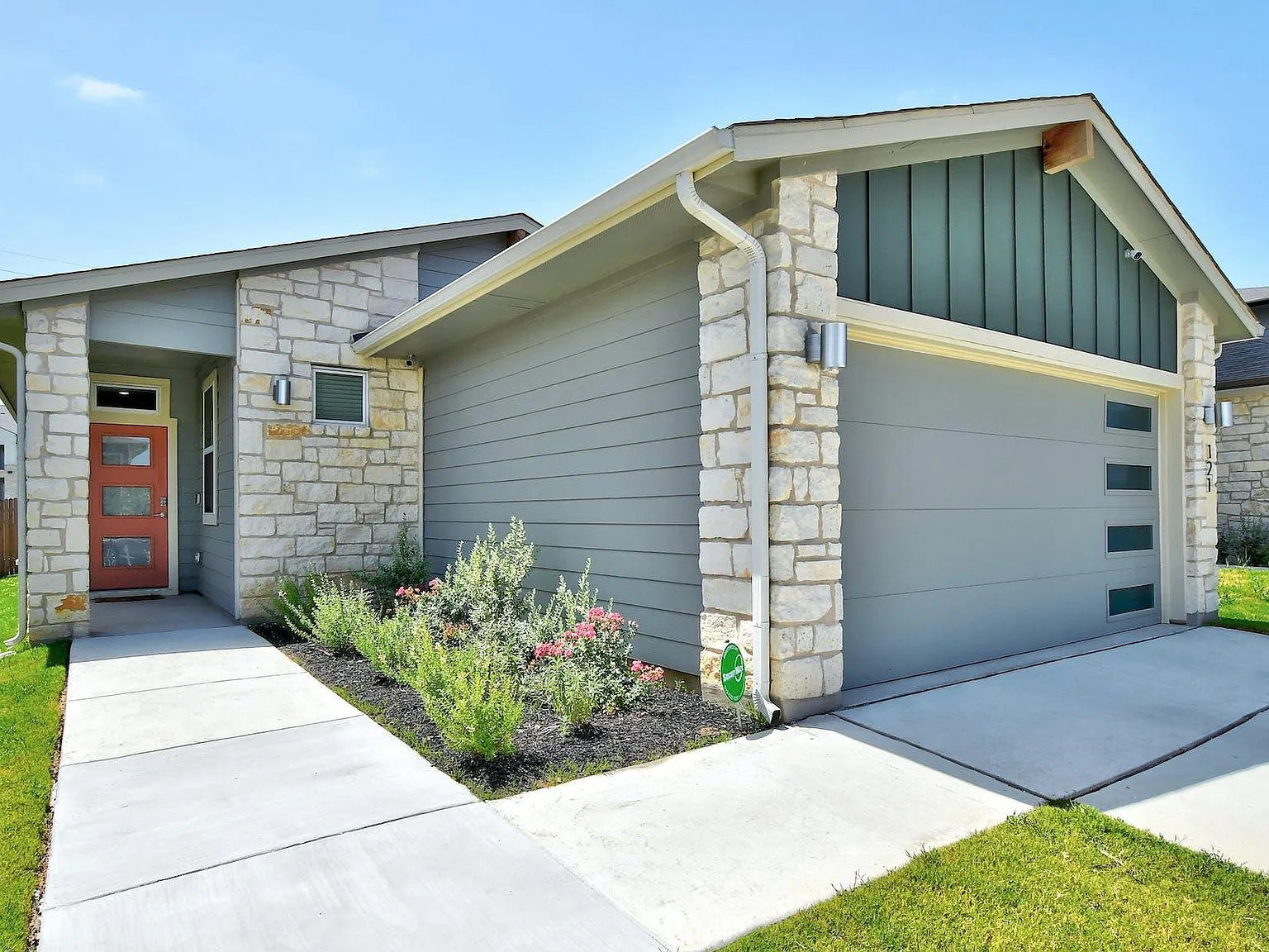 3 bed, 2.0 bath, 1557 sqft, $1,850 — Photo 1