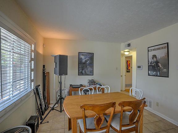4th image of 905 Palomas Dr NE