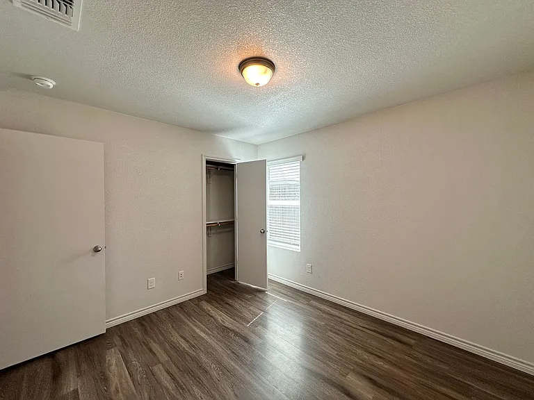 1837 Clovis Dr — Photo 32