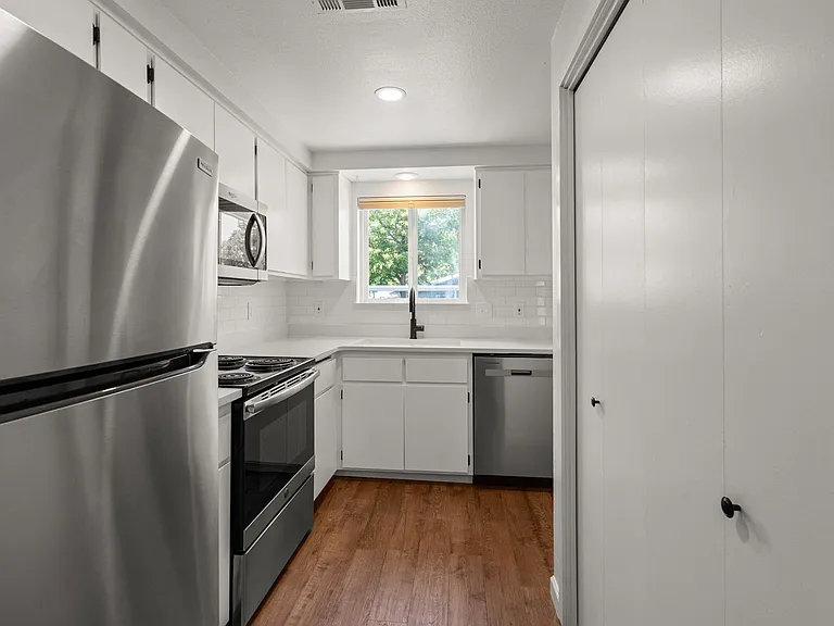 Talent Parkside Apartments — Photo 34