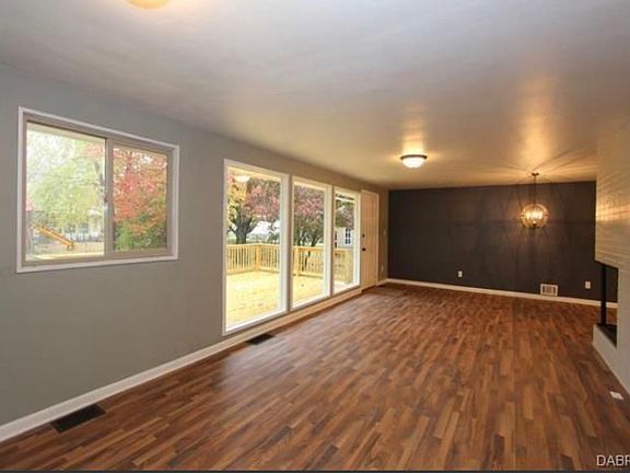 3rd image of 704 E Dorothy Ln