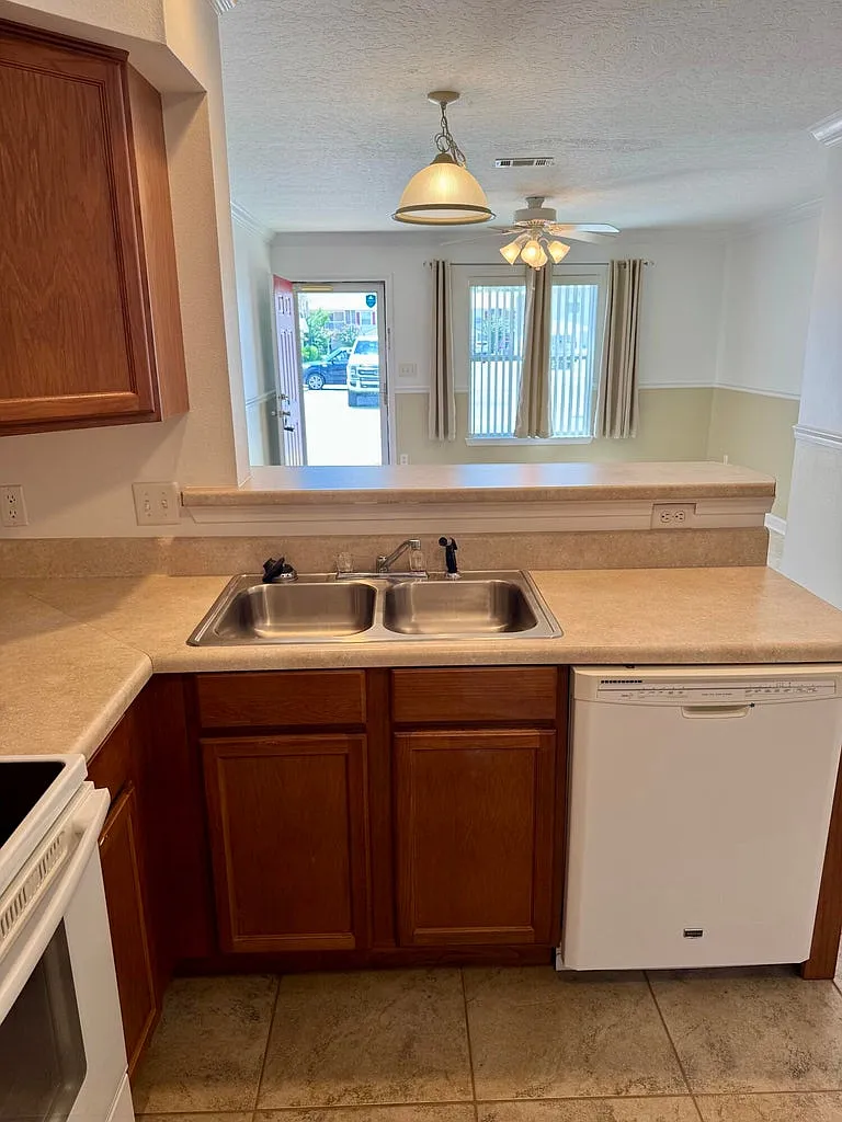 2 bed, 1.5 bath, 998 sqft, $1,595 — Photo 2