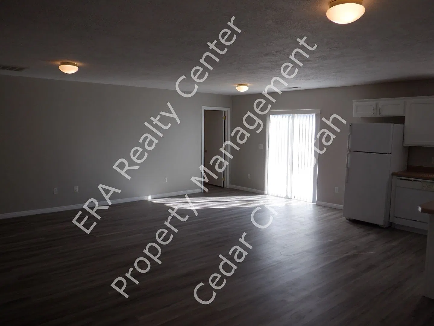 Move-In Discount! 3 bed 2 bath - Twin home — Photo 2