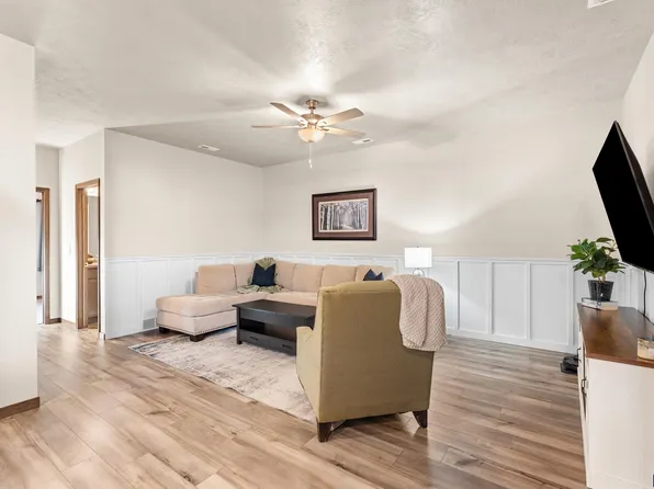 107 E Countryside Ave, Lennox, SD 57039