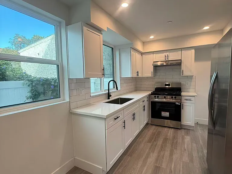 1417 W 35th Pl — Photo 4