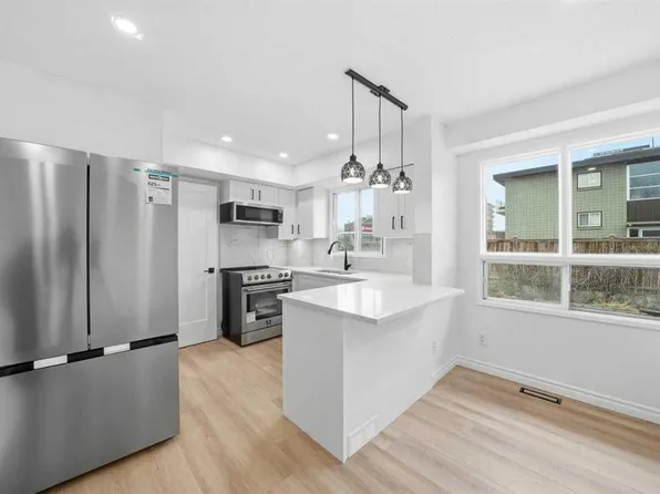 2804 W 17th Ave SW #3, Calgary, AB T3E 6K8