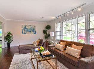 30 Oaktree Ln, Manhasset, NY 11030