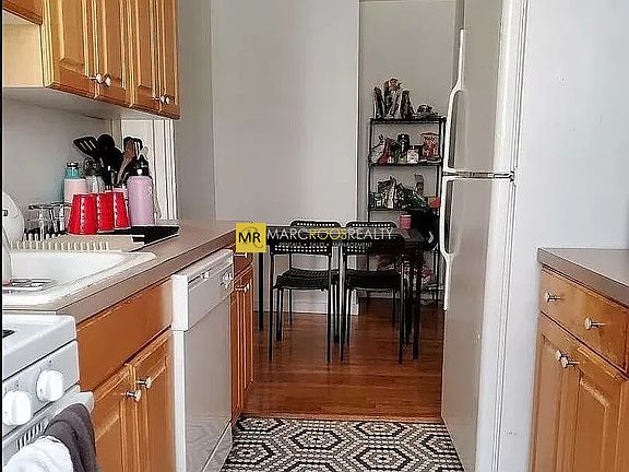 4th image of 464 Park Dr #6