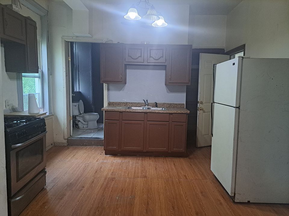 2nd image of 9912 S Ewing Ave #2