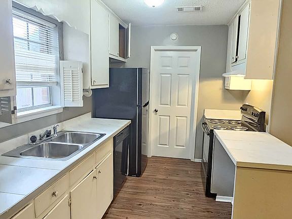 3rd image of 1653 Cheshire Dr W