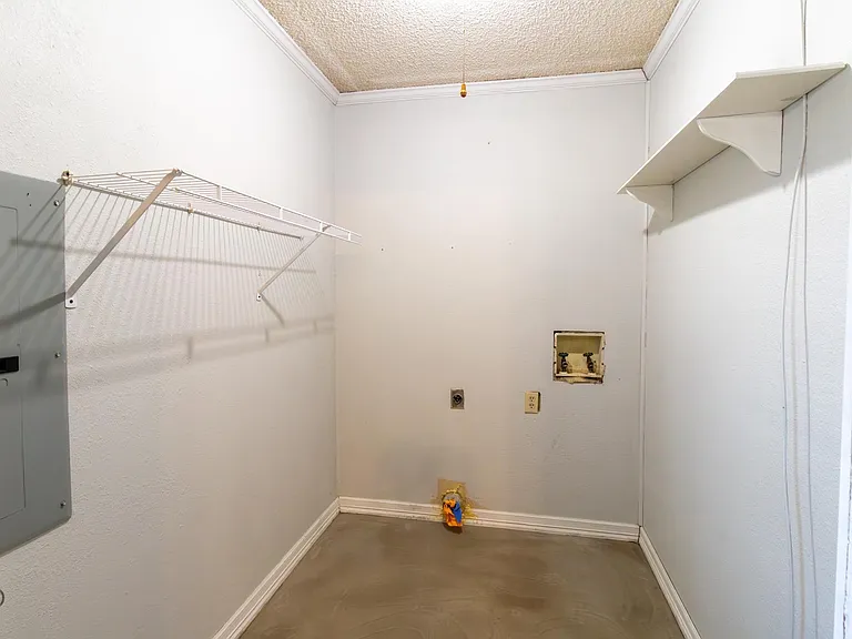 1303 Mockingbird St — Photo 10