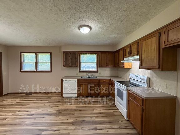 5th image of 103 S Cottonwood Ave