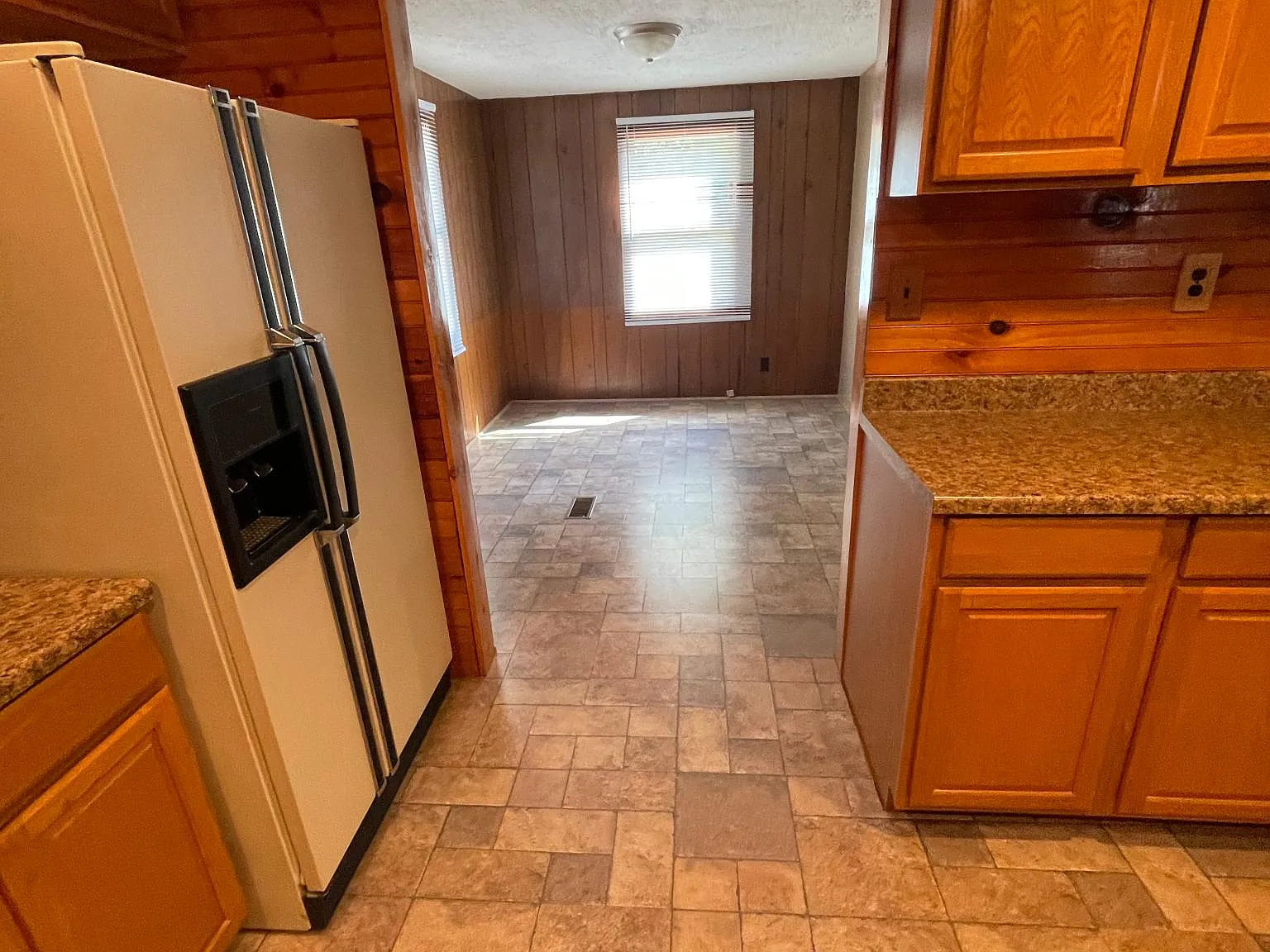 3 bed, 1200 sqft, $900 — Photo 3