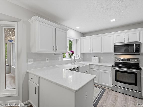 2nd image of 7829 Hillside Lakes Dr