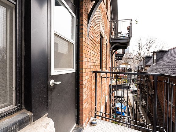 4th image of 160 Huron St #1B-1Ba-385Sqft