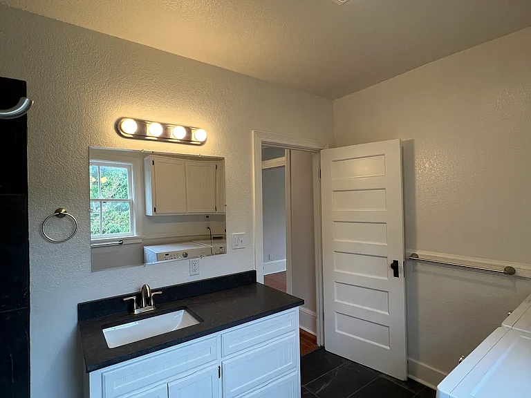 710 24th Ave S #D — Photo 12